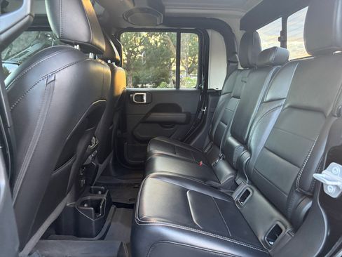 Used 2020 Jeep Gladiator Overland AWD/4WD image 16