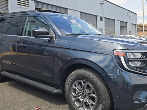 Used 2025 Ford Expedition Active AWD/4WD image 2