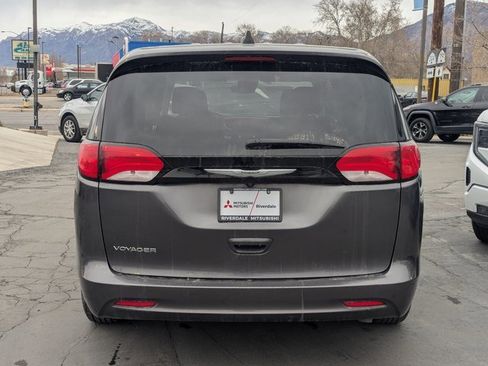 Used 2023 Chrysler Voyager LX image 5