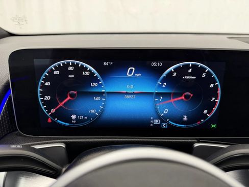 Used 2021 Mercedes-Benz GLB 250 4MATIC w/ Premium Package image 12