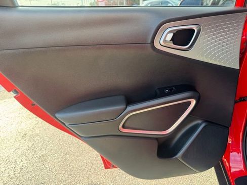 Certified 2025 Kia Soul LX image 9