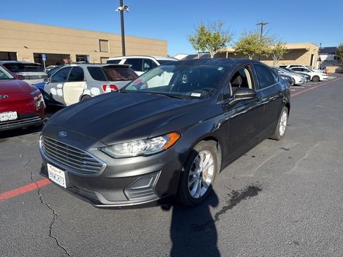 Used 2020 Ford Fusion SE image 1
