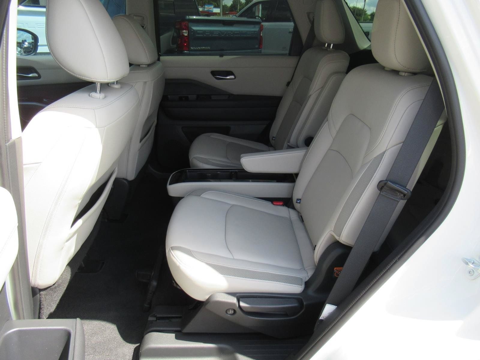 Used 2024 Nissan Pathfinder SL w/ SL Premium Package FWD image 34