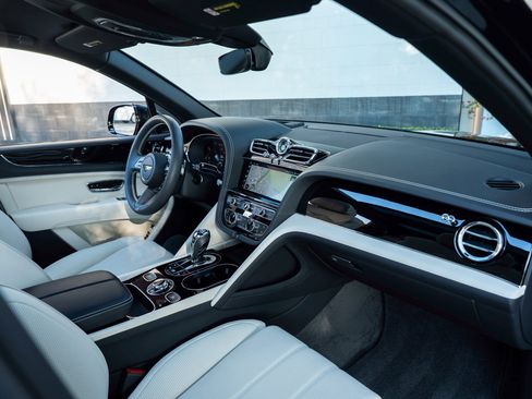 Used 2023 Bentley Bentayga Extended Wheelbase image 2