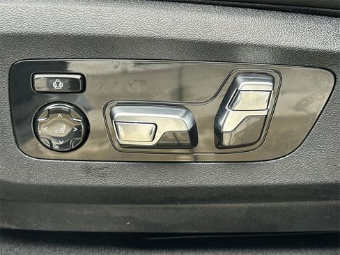 Used 2025 BMW X7 xDrive40i w/ Executive Package image 21