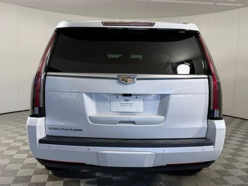 Used 2018 Cadillac Escalade Luxury AWD/4WD image 8