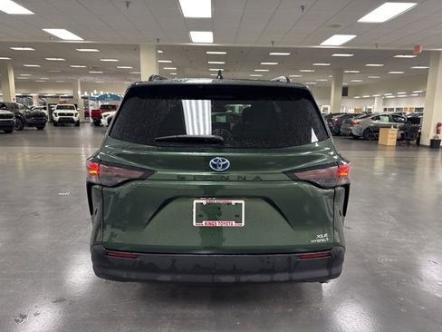Used 2024 Toyota Sienna XLE image 6