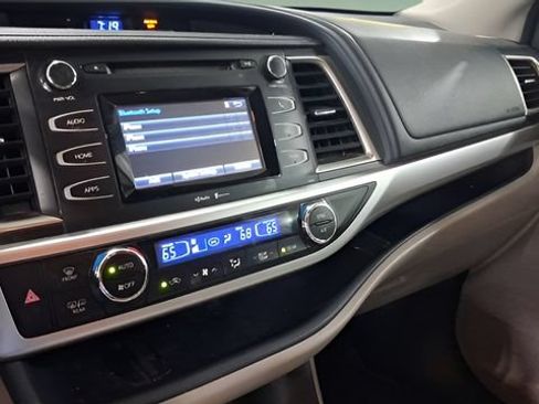 Used 2014 Toyota Highlander Plus AWD/4WD image 29