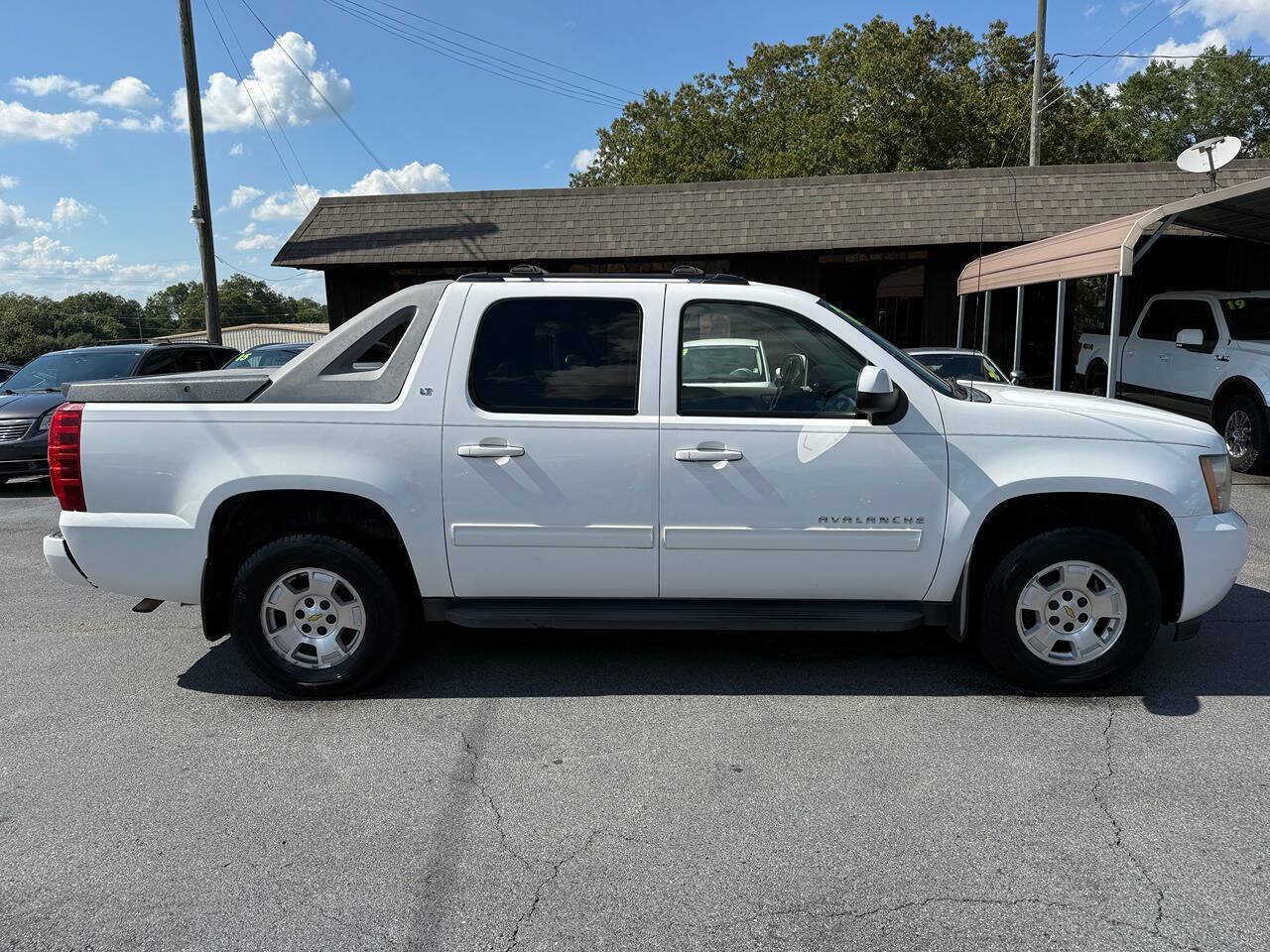 Used 2011 Chevrolet Avalanche LT w/ Luxury Package AWD/4WD image 3