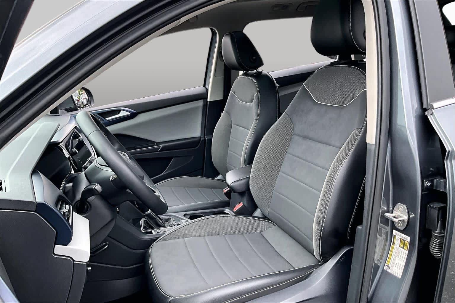 Used 2023 Volkswagen Taos SE w/ Panoramic Sunroof Package AWD/4WD image 8