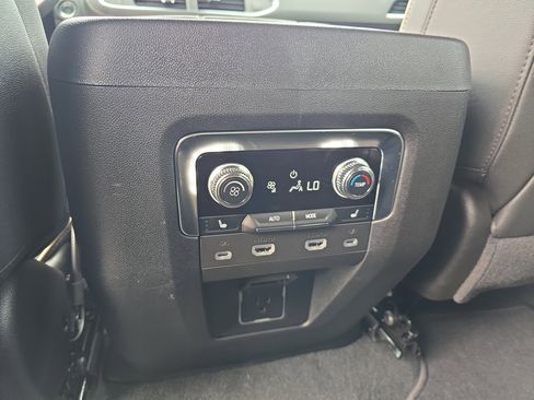 Used 2024 GMC Yukon SLT w/ SLT Luxury Package image 20