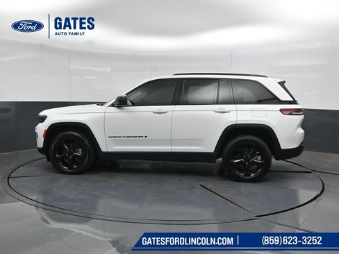 Used 2023 Jeep Grand Cherokee Limited w/ Black Appearance Package AWD/4WD image 7