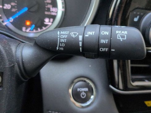 Used 2023 Toyota Highlander XLE image 28