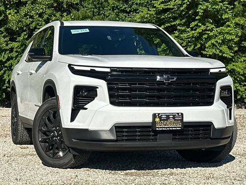 New 2026 Chevrolet Traverse LT w/ Midnight/Sport Edition FWD image 2