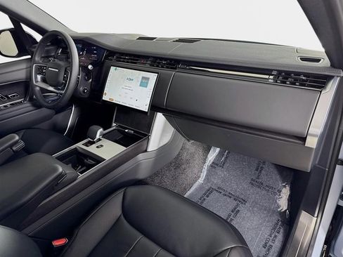 Certified 2025 Land Rover Range Rover SE image 31
