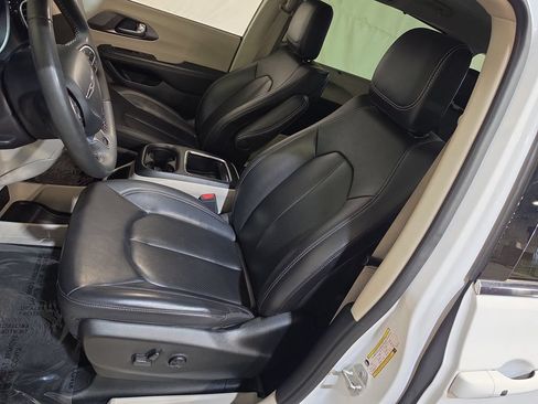 Used 2024 Chrysler Pacifica Touring-L FWD image 13