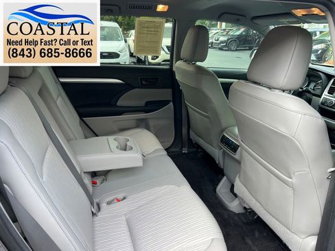 Used 2016 Toyota Highlander Plus FWD image 11