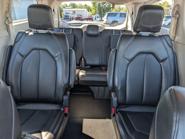 Used 2024 Chrysler Pacifica Touring-L FWD image 16