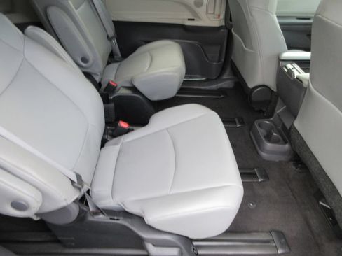Used 2022 Toyota Sienna XLE AWD/4WD image 19