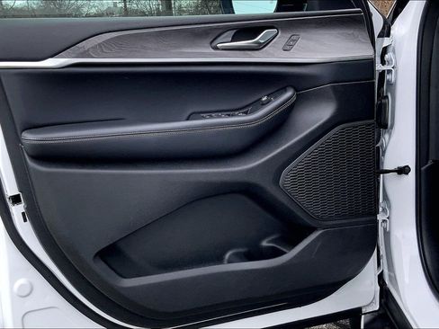 Used 2025 Jeep Grand Cherokee Limited w/ Black Appearance Package image 21