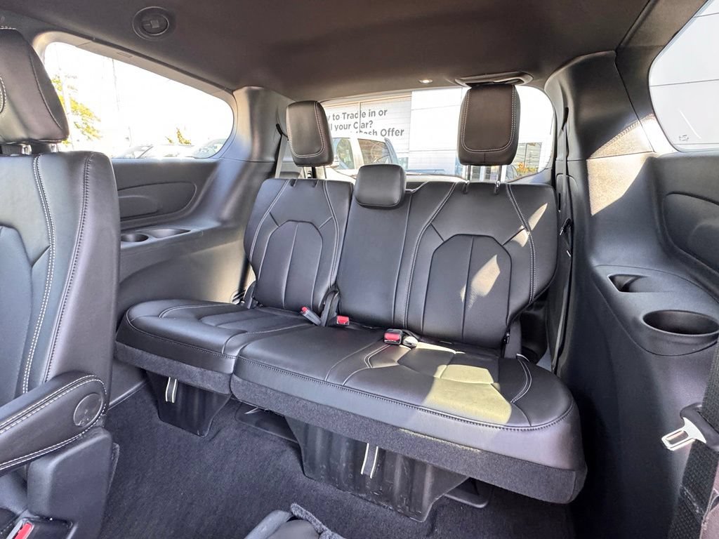 Used 2027 Chrysler Pacifica Select FWD image 17