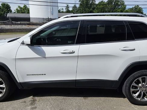Used 2019 Jeep Cherokee Latitude Plus AWD/4WD image 4