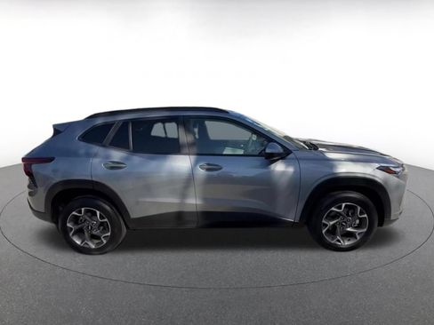Used 2025 Chevrolet Trax LT FWD image 16