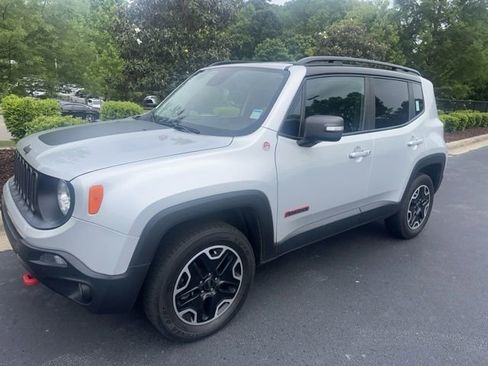 Used 2017 Jeep Renegade Trailhawk w/ Premium Trailhawk Package AWD/4WD image 3