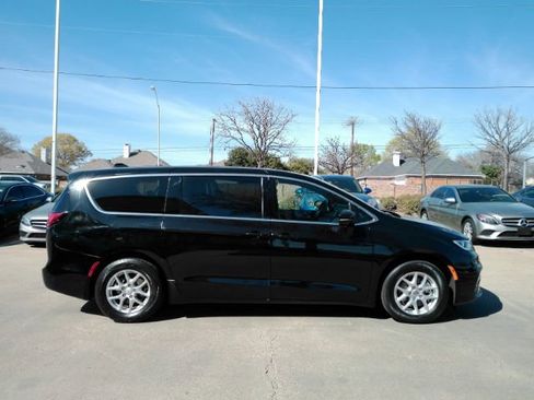 Used 2026 Chrysler Pacifica Select image 5