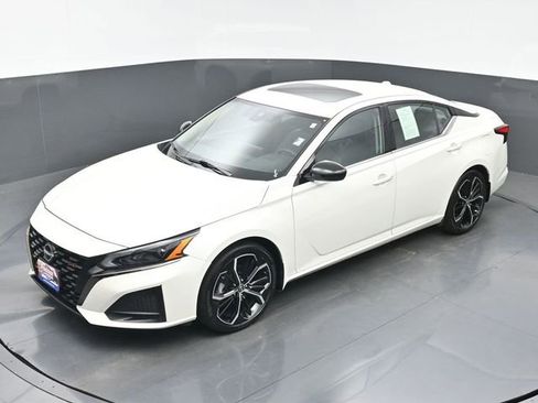 Used 2025 Nissan Altima 2.5 SR w/ SR Premium Package FWD image 29