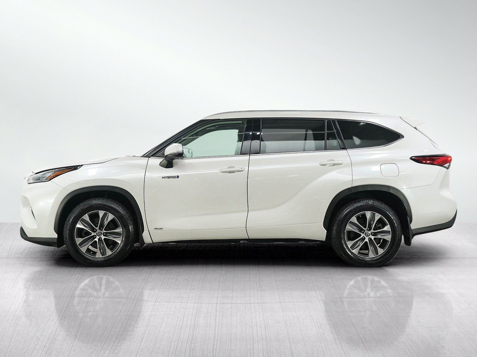 Used 2021 Toyota Highlander XLE AWD/4WD image 2