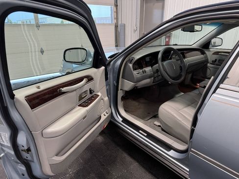 Used 2006 Lincoln Town Car Signature RWD image 6
