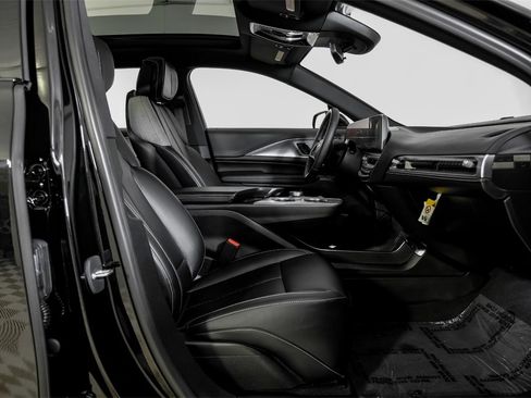 Used 2024 Cadillac Lyriq Tech image 33