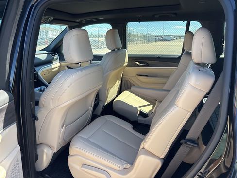 Used 2025 Jeep Grand Cherokee L Limited w/ Luxury Tech Group II image 8