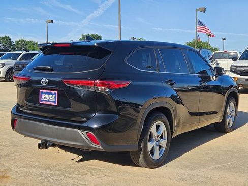 Used 2023 Toyota Highlander LE FWD image 5