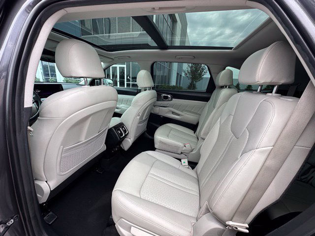 Used 2023 Kia Sorento EX w/ Panoramic Sunroof Package FWD image 17