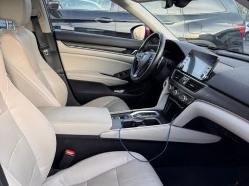 Used 2018 Honda Accord Touring image 11