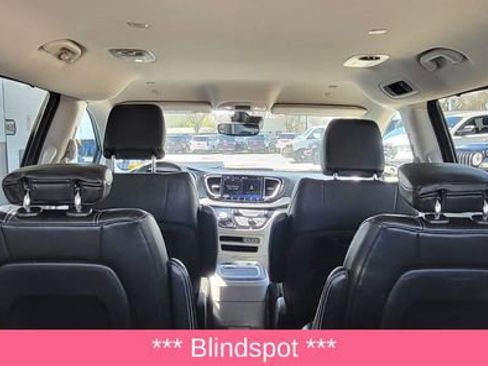 Used 2023 Chrysler Pacifica Touring-L FWD image 8