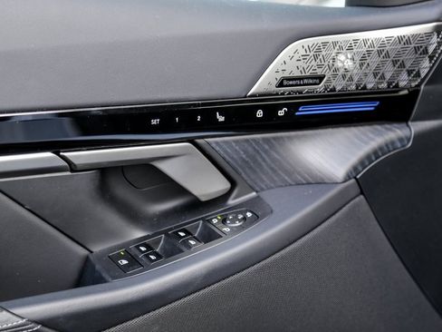 Used 2025 BMW 530i xDrive w/ Premium Package image 15