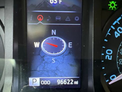 Used 2017 Toyota Tacoma TRD Sport AWD/4WD image 15
