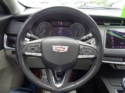 Used 2021 Cadillac XT4 Luxury w/ Cold Weather Package FWD image 33