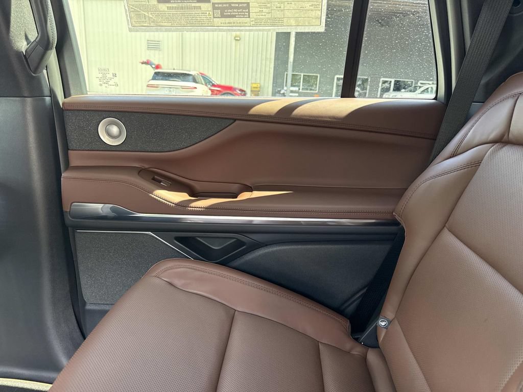 New 2026 Lincoln Navigator Reserve AWD/4WD image 16