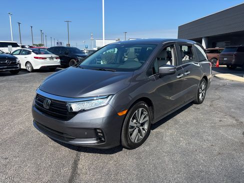 Used 2024 Honda Odyssey Touring image 3