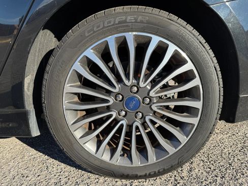 Used 2017 Ford Fusion SE w/ Fusion SE Technology Package image 9