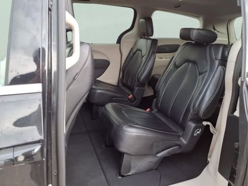Used 2024 Chrysler Pacifica Touring-L FWD image 15