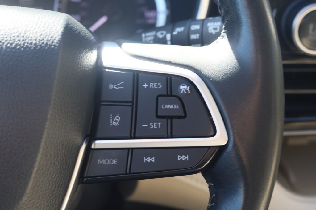 Used 2023 Toyota Highlander XLE AWD/4WD image 10
