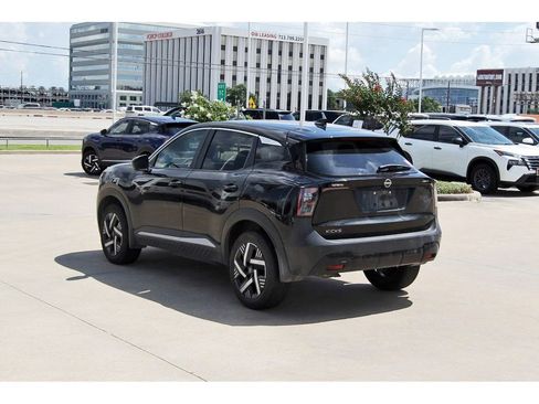 Used 2025 Nissan Kicks SV w/ Charging Package FWD image 4