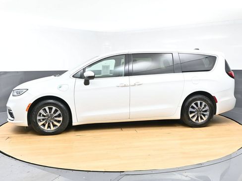 Used 2023 Chrysler Pacifica Touring-L FWD image 52