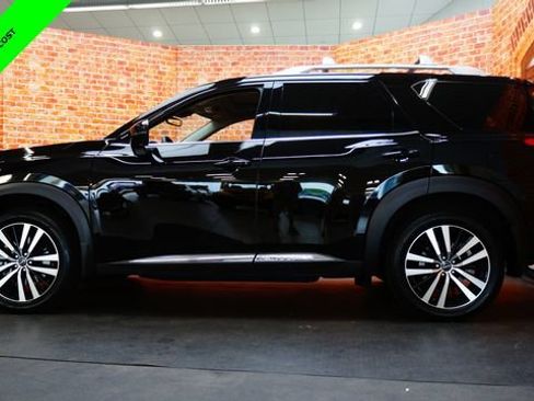 Certified 2025 Nissan Pathfinder Platinum w/ Cargo Package AWD/4WD image 4