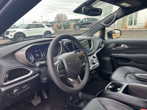Used 2025 Chrysler Pacifica Select image 8
